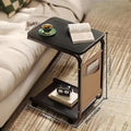 Mesa Lateral segurando tablet e bebida em ambiente aconchegante