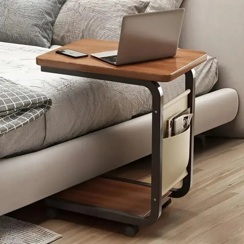 Mesa Lateral em C posicionada ao lado do sofá com notebook e caneca de café