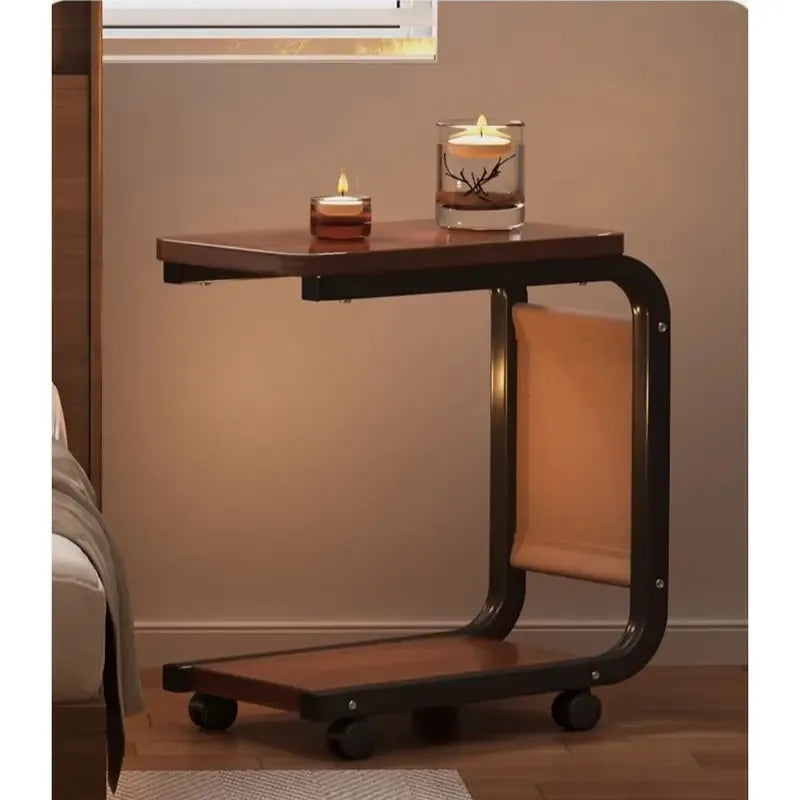 Mesa Lateral em uso ao lado da cama como apoio para notebook