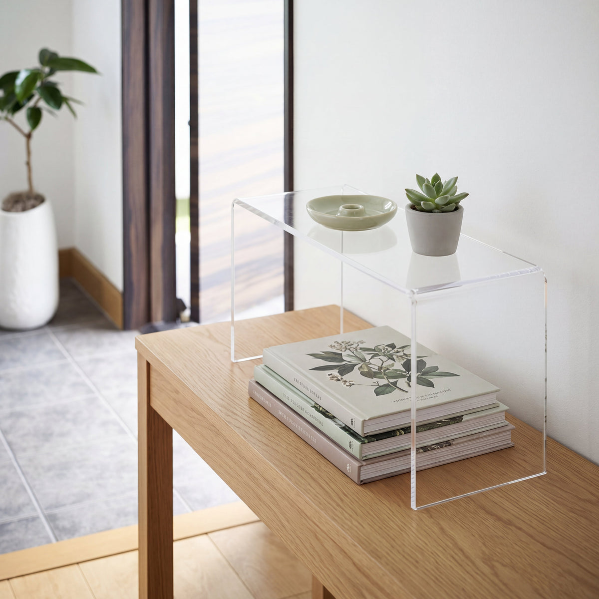 Expositor de Acrílico Transparente elevando produto na prateleira para melhor visibilidade