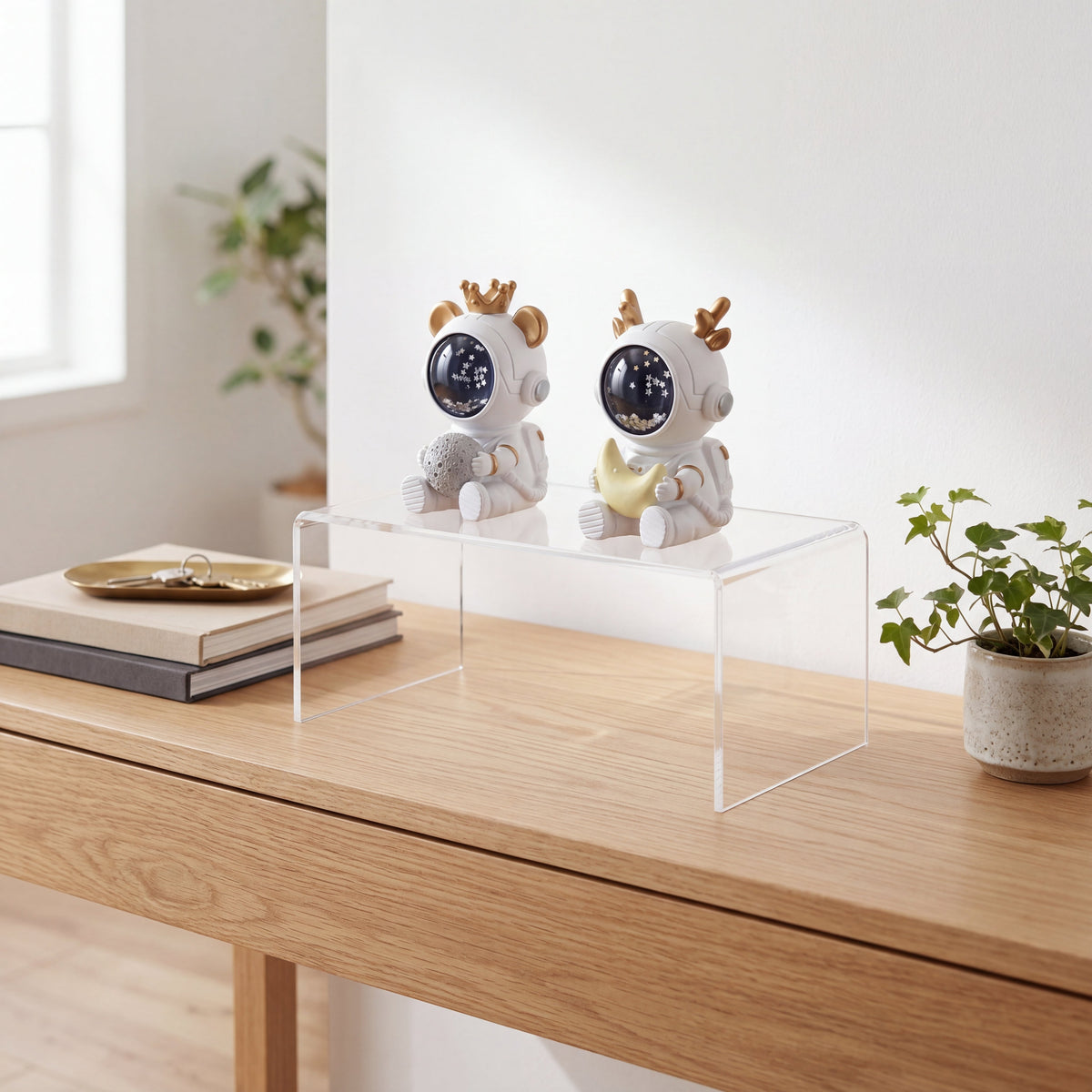 Expositor de Acrílico Transparente em ambientação de casa elevando peça decorativa