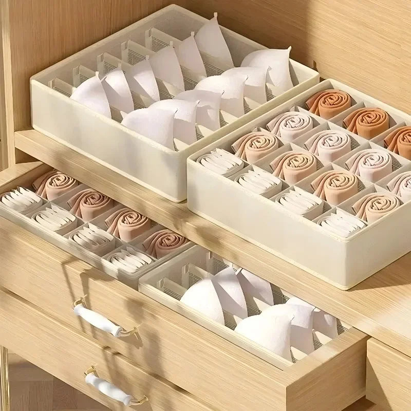 Kit de caixas organizadoras creme organizando roupas íntimas e acessórios no guarda-roupa