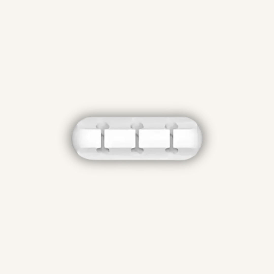 Clip organizador de cabos branco em mesa minimalista