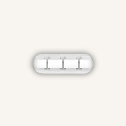 Clip organizador de cabos branco em mesa minimalista