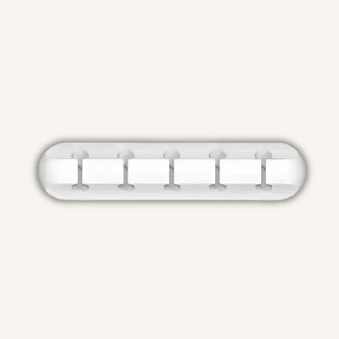 Clip organizador de cabos branco em uso no home office