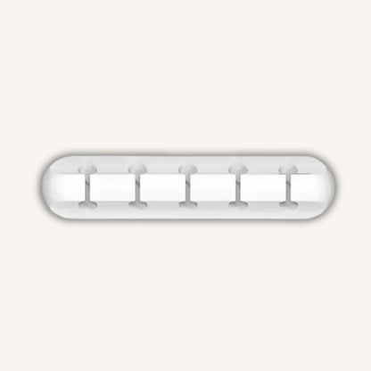 Clip organizador de cabos branco em uso no home office