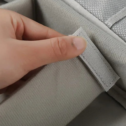 Estojo Organizador de Cabos em foto de ambiente na mesa ao lado de notebook e celular