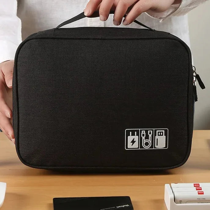 Estojo Organizador de Cabos com hubs USB, power bank e cabos organizados