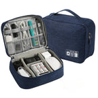 Estojo Organizador de Cabos em quarto de hotel com itens essenciais de viagem