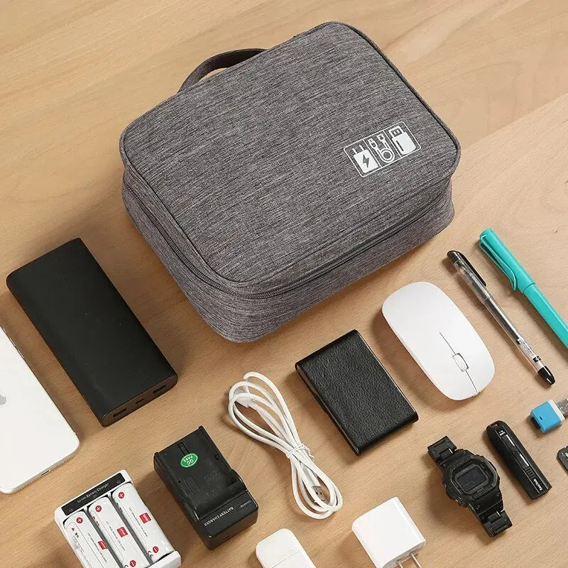 Estojo Organizador de Cabos aberto mostrando todos os bolsos e compartimentos internos