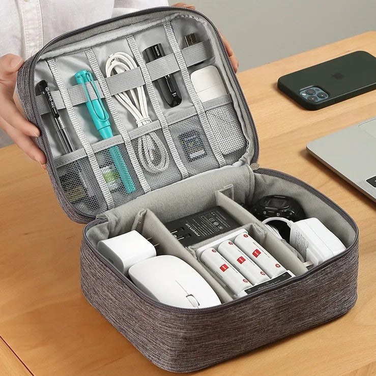 Estojo Organizador de Cabos em comparação de tamanho mostrando o design compacto e portátil