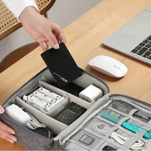 Estojo Organizador de Cabos em vista superior com todos os compartimentos abertos e organizados