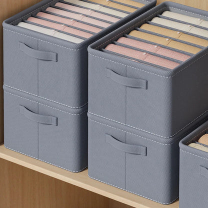 Organizador Vertical de Roupas em quarto minimalista de tons neutros