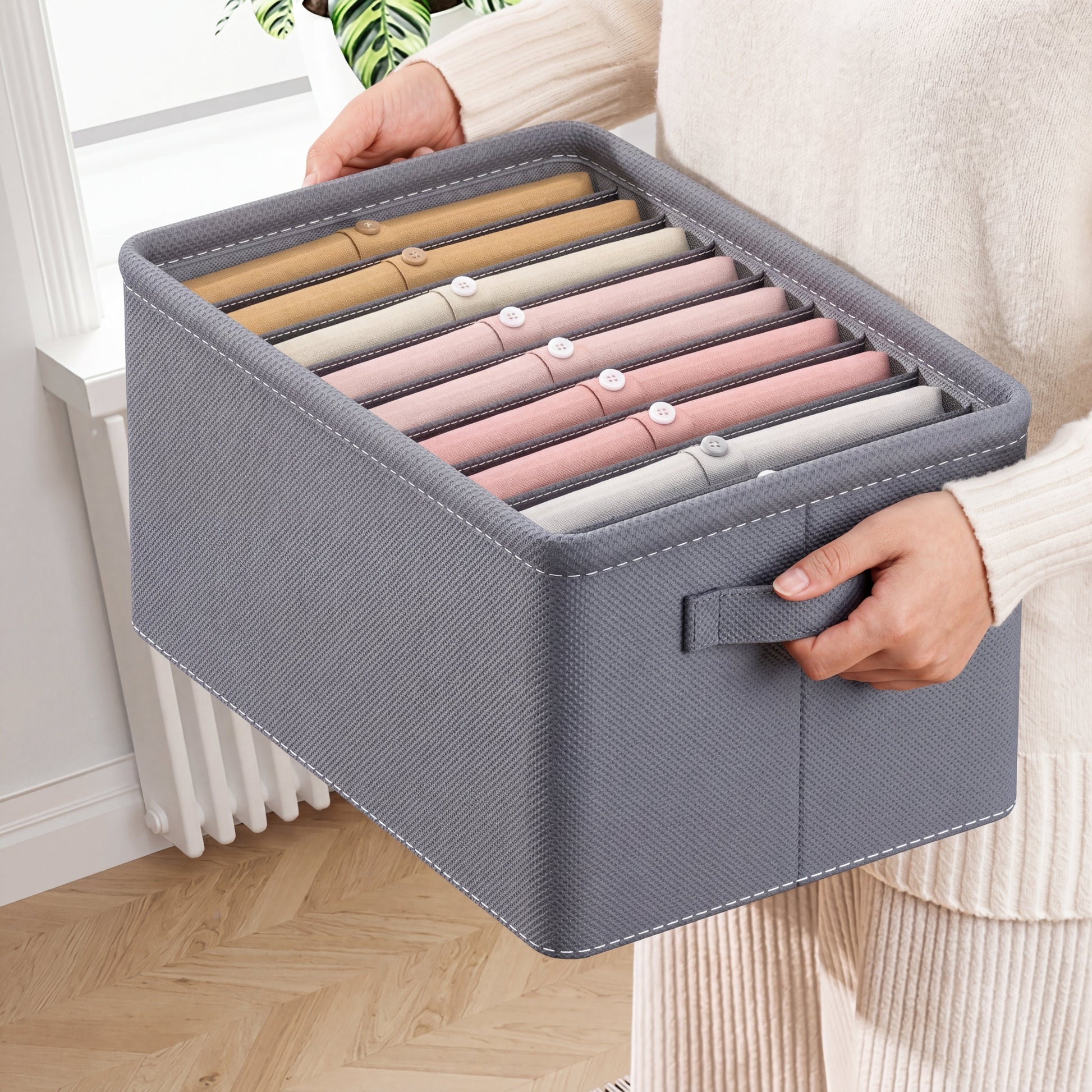 Organizador Vertical de Roupas na gaveta do guarda-roupa com jeans dobrados e organizados