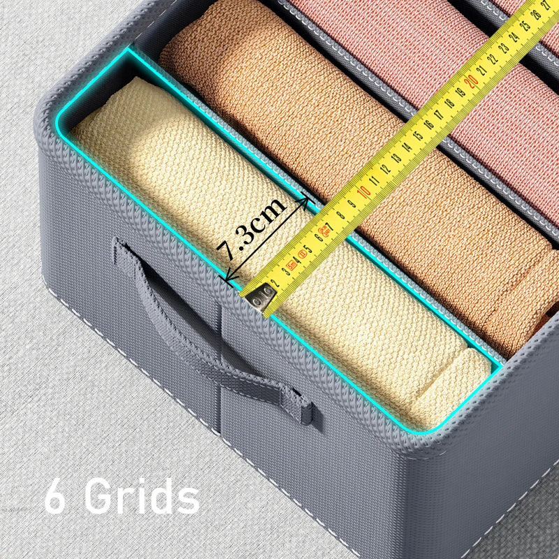 Organizador Vertical de Roupas guardando meias e roupas íntimas com ordem