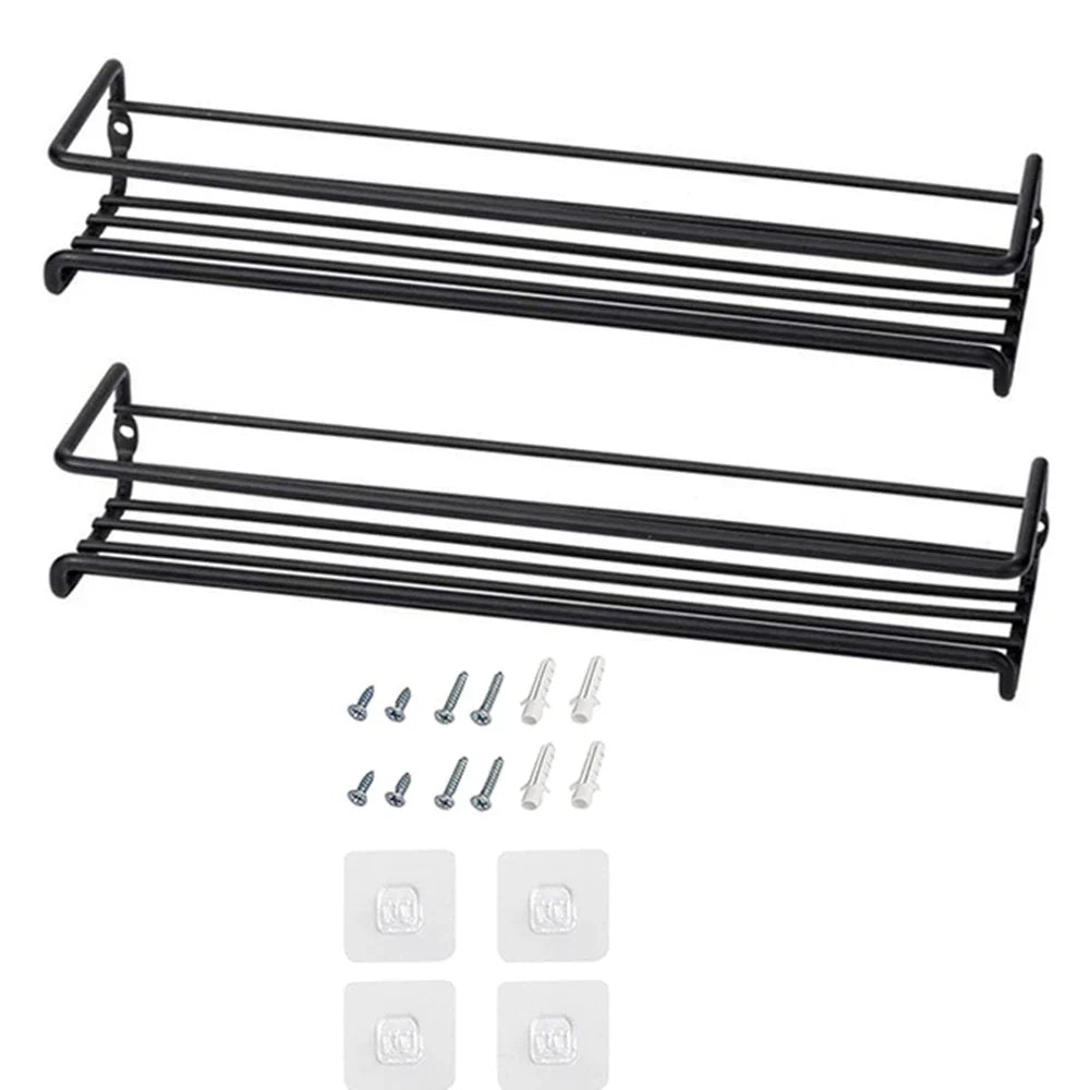 Porta-temperos preto fosco em uso com frascos variados de temperos e ervas