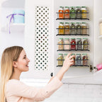 Porta-temperos de parede preto fosco em cozinha minimalista moderna