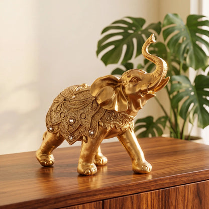 Escultura elefante da sorte dourado sobre madeira nobre com folha de monstera