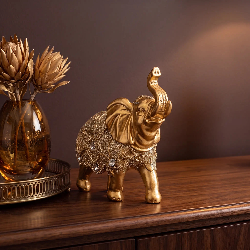 Escultura elefante da sorte dourado na decoração de sala de estar sofisticada