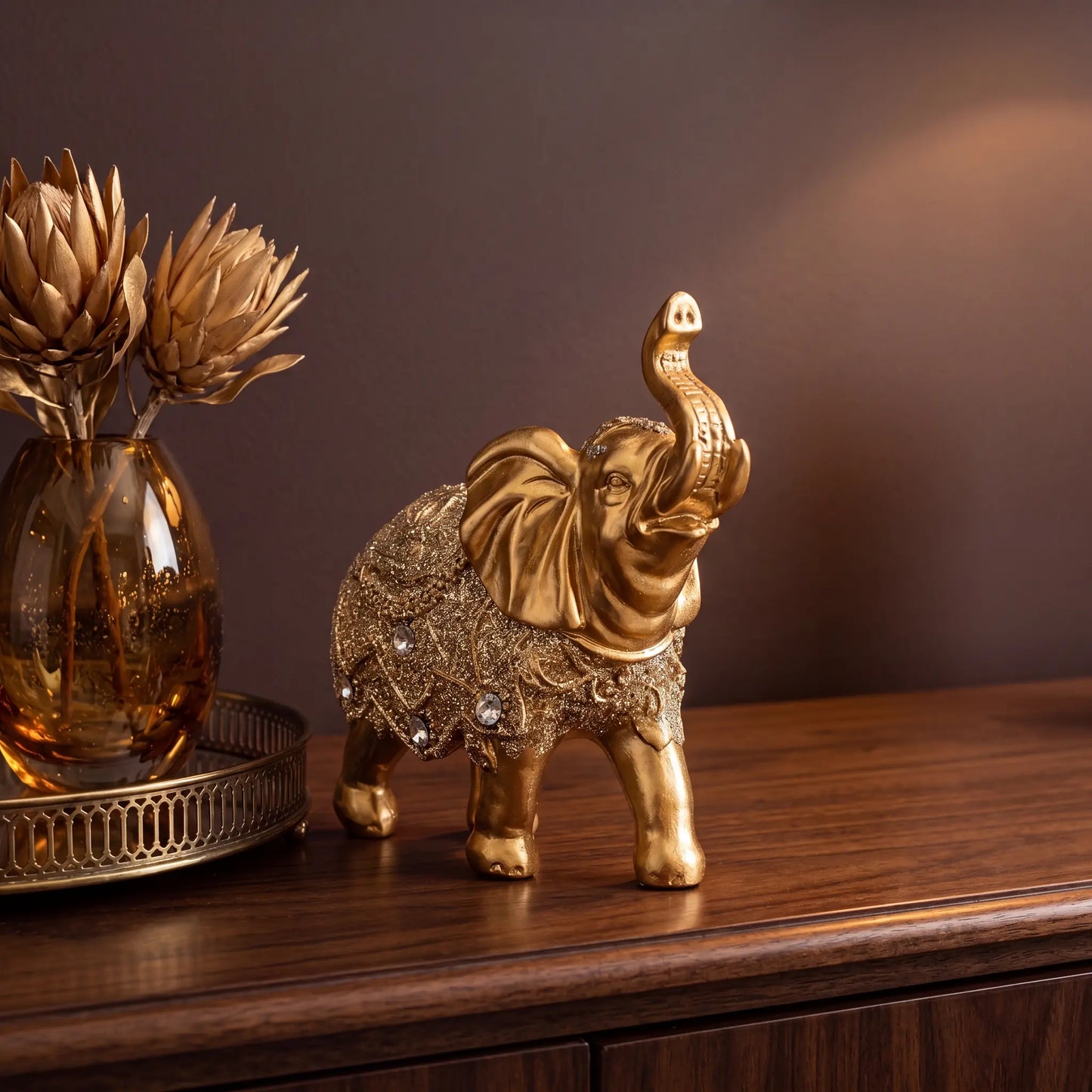Escultura elefante da sorte dourado na decoração de sala de estar sofisticada