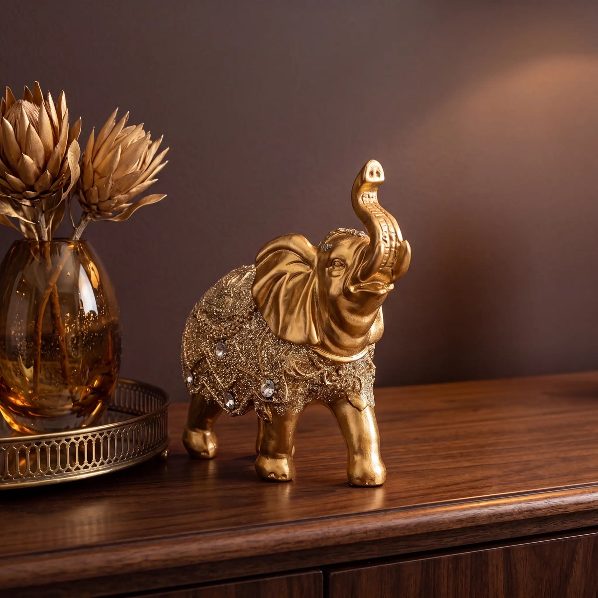 Escultura elefante da sorte dourado na decoração de sala de estar sofisticada