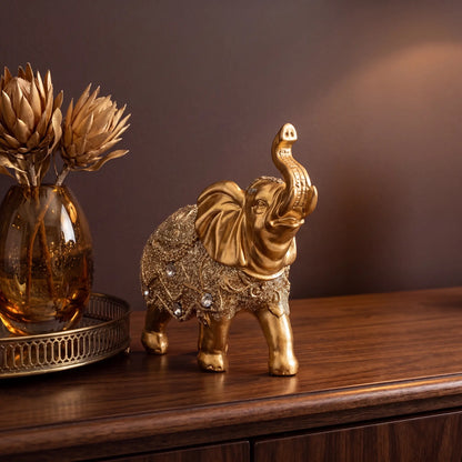 Escultura elefante da sorte dourado na decoração de sala de estar sofisticada