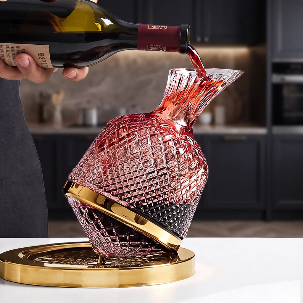 Decanter Vórtice recebendo vinho tinto em cozinha contemporânea, base dourada