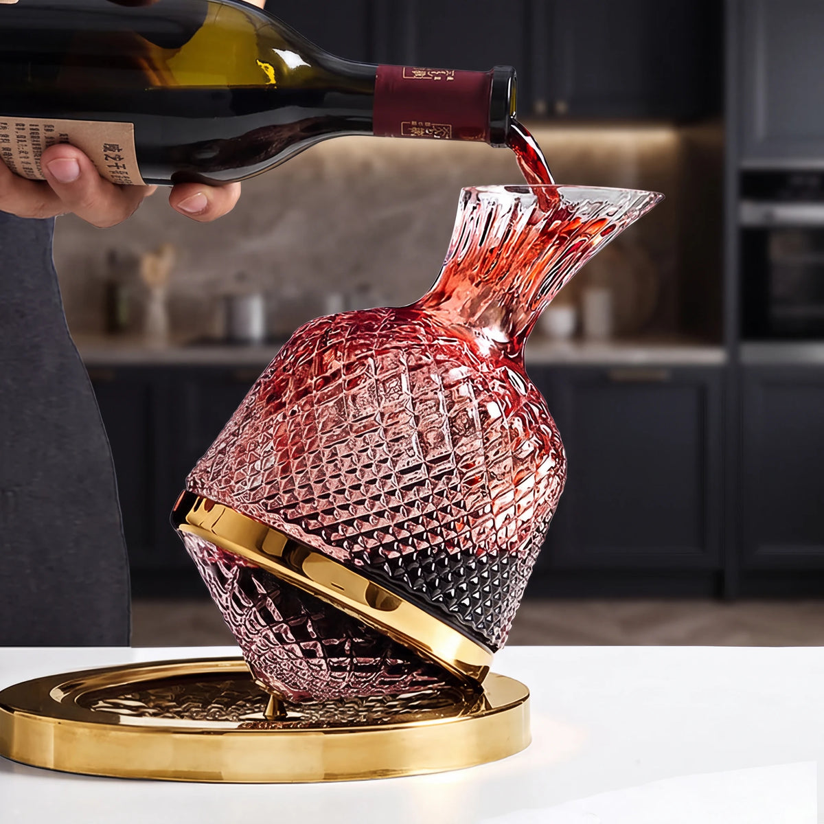 Decanter Vórtice recebendo vinho tinto em cozinha contemporânea, base dourada