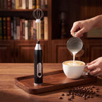 Mixer elétrico portátil fazendo espuma de cappuccino em ambiente intimista com luz baixa