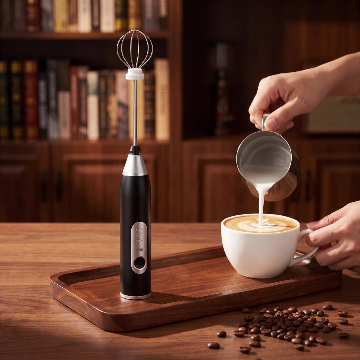 Mixer elétrico portátil fazendo espuma de cappuccino em ambiente intimista com luz baixa
