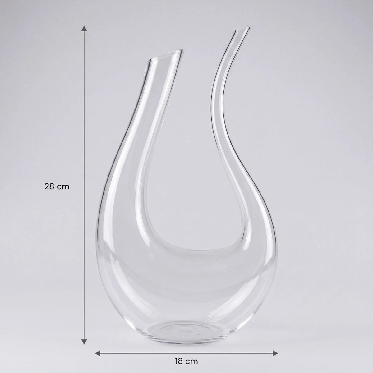 Decanter Sinuoso aerador em cristal com linhas de dimensão mostrando 28 cm de altura e 18 cm de largura