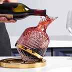 Decanter Vórtice girando 360 graus na base enquanto recebe o vinho tinto