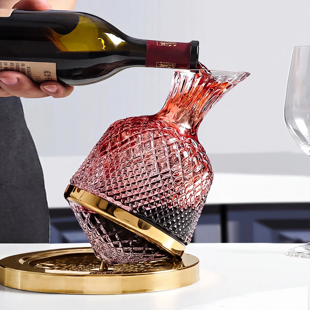 Decanter Vórtice girando 360 graus na base enquanto recebe o vinho tinto