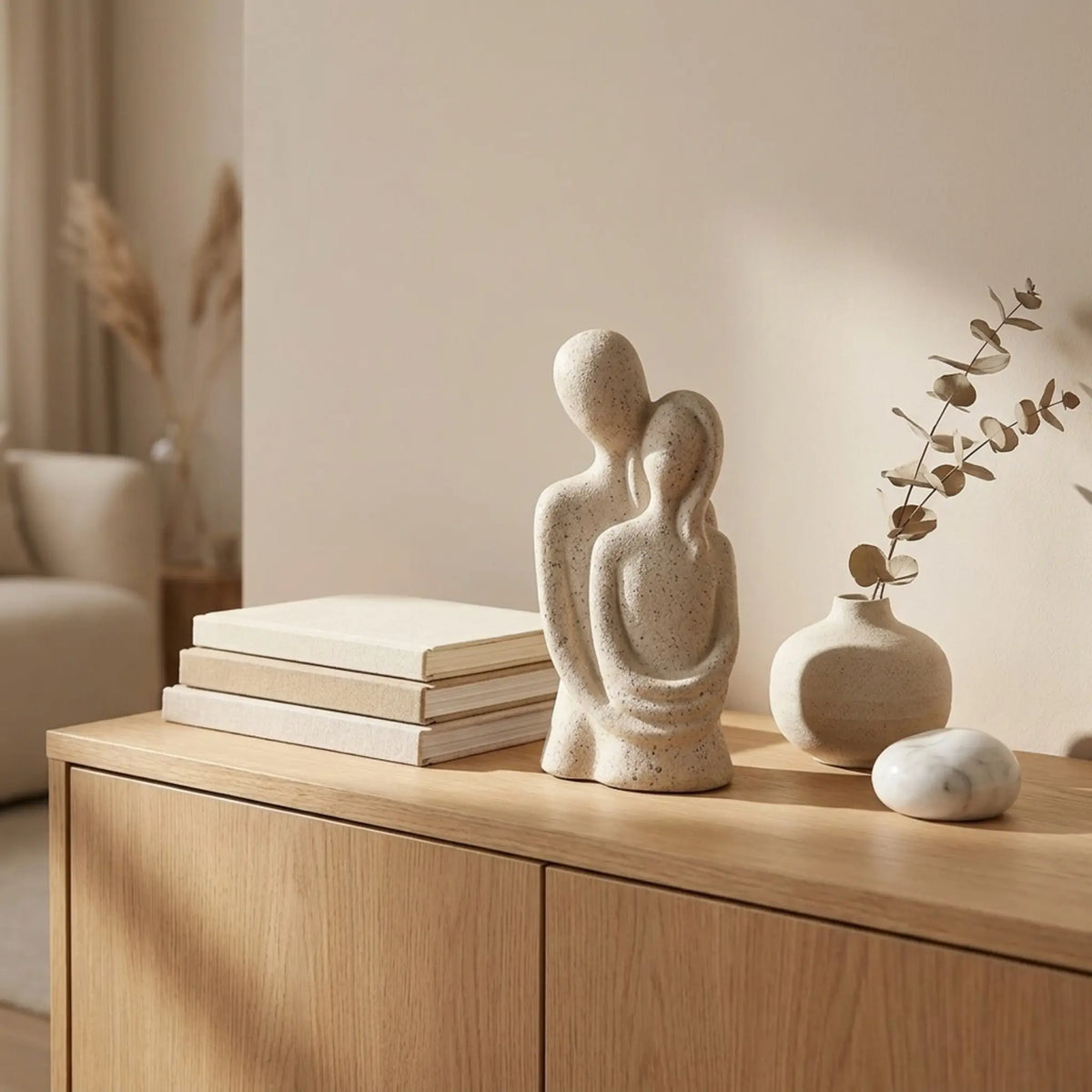 Escultura casal abraçado em aparador de sala clara e sofisticada
