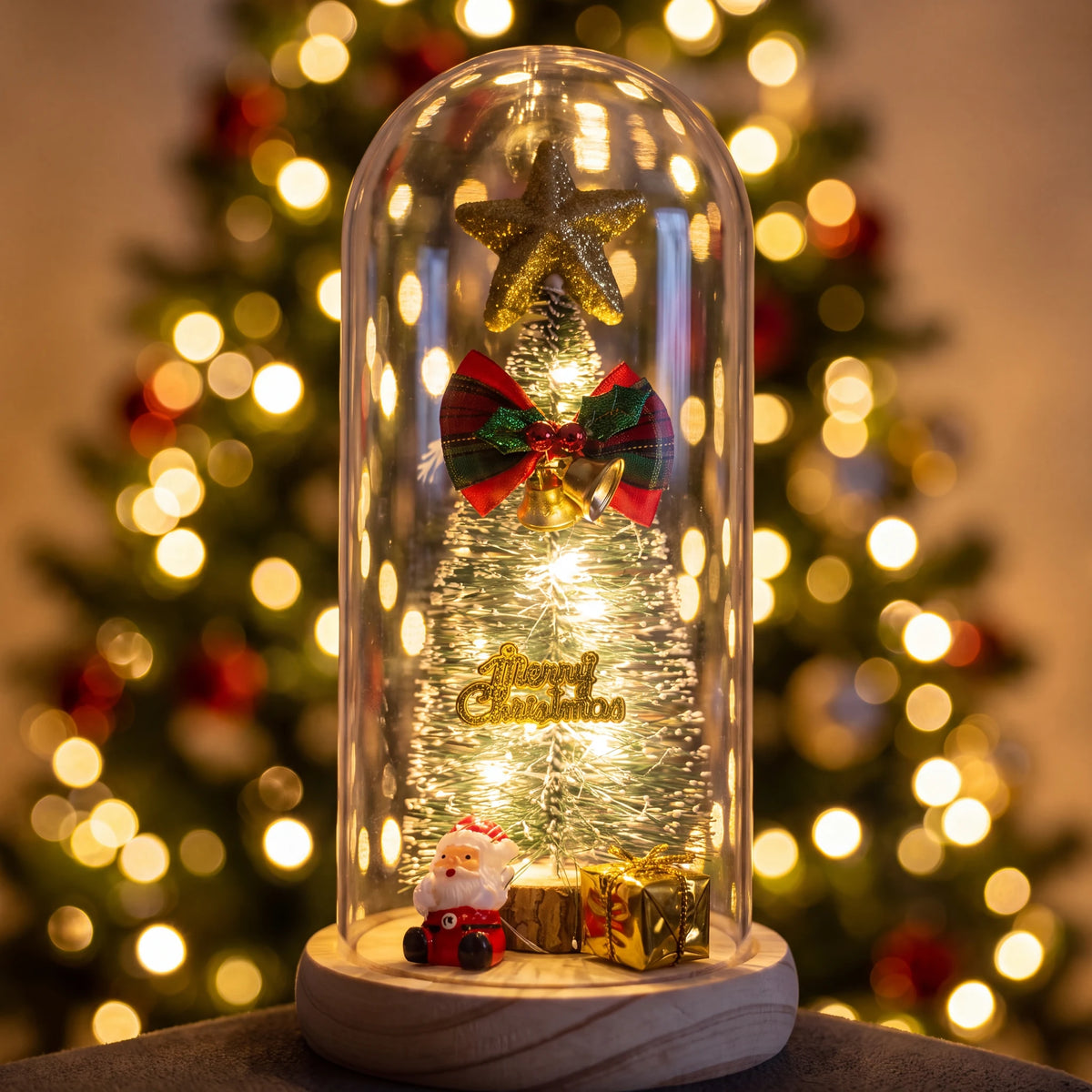 Luminária de Natal em close com árvore de Natal desfocada ao fundo e luzes em bokeh dourado