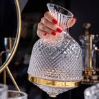 Decanter Vórtice em vidro cristal segurado pelo gargalo em cantinho de bar