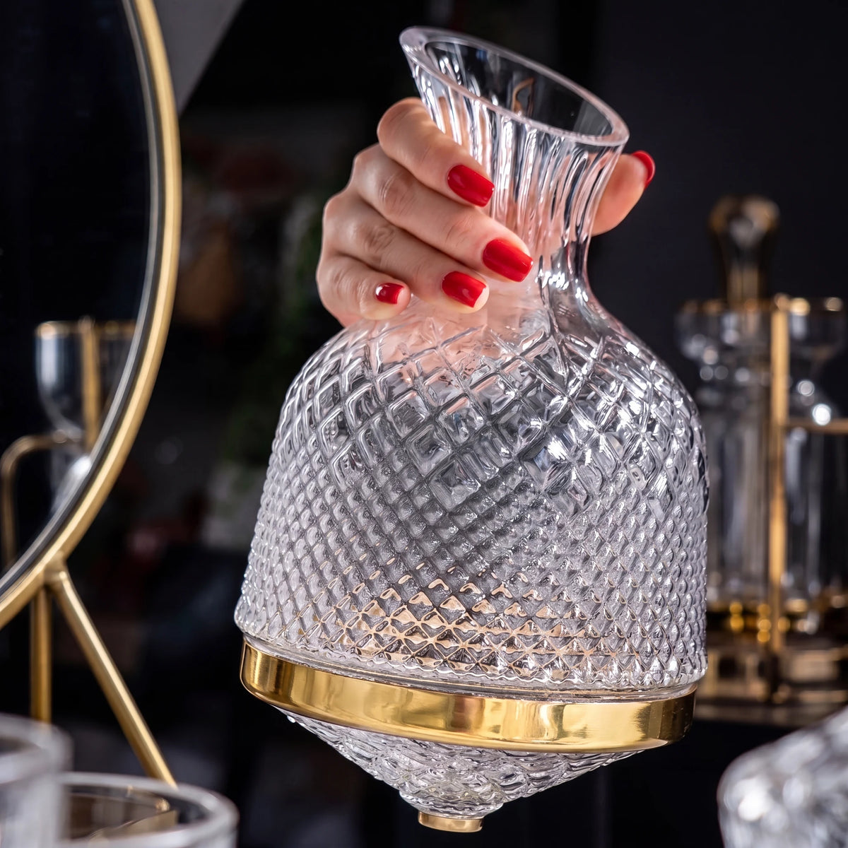 Decanter Vórtice em vidro cristal segurado pelo gargalo em cantinho de bar