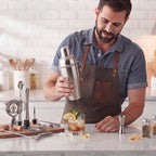 Kit coqueteleira Boston com bartender de avental preparando coquetel na bancada