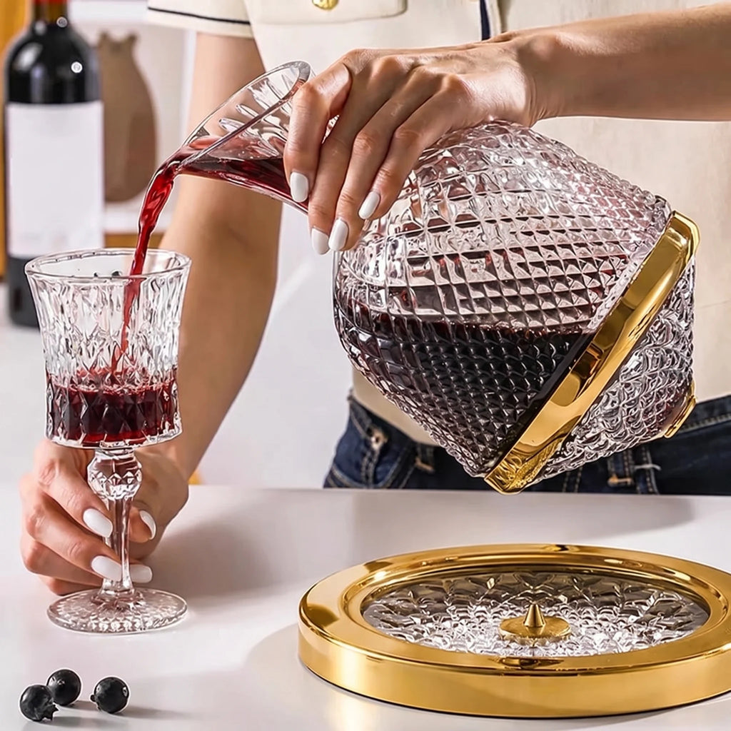 Decanter Vórtice servindo vinho tinto na taça com base giratória dourada