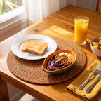 	Bowl Tropicália Mamão em cerâmica com açaí e banana em mesa de brunch com suco de laranja e torradas