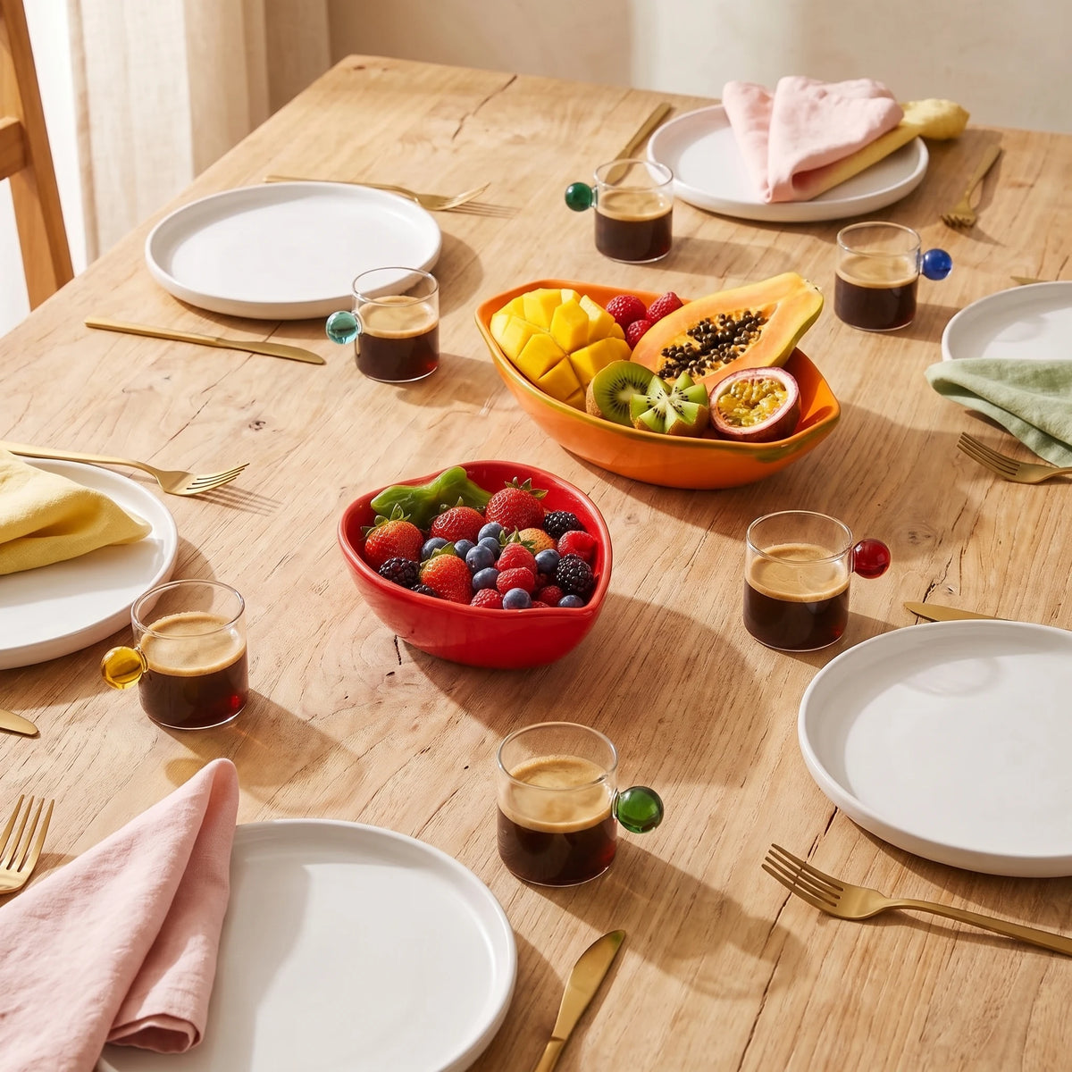 	Mesa posta com xícaras Circo, bowl morango e bowl mamão Tropicália com frutas frescas