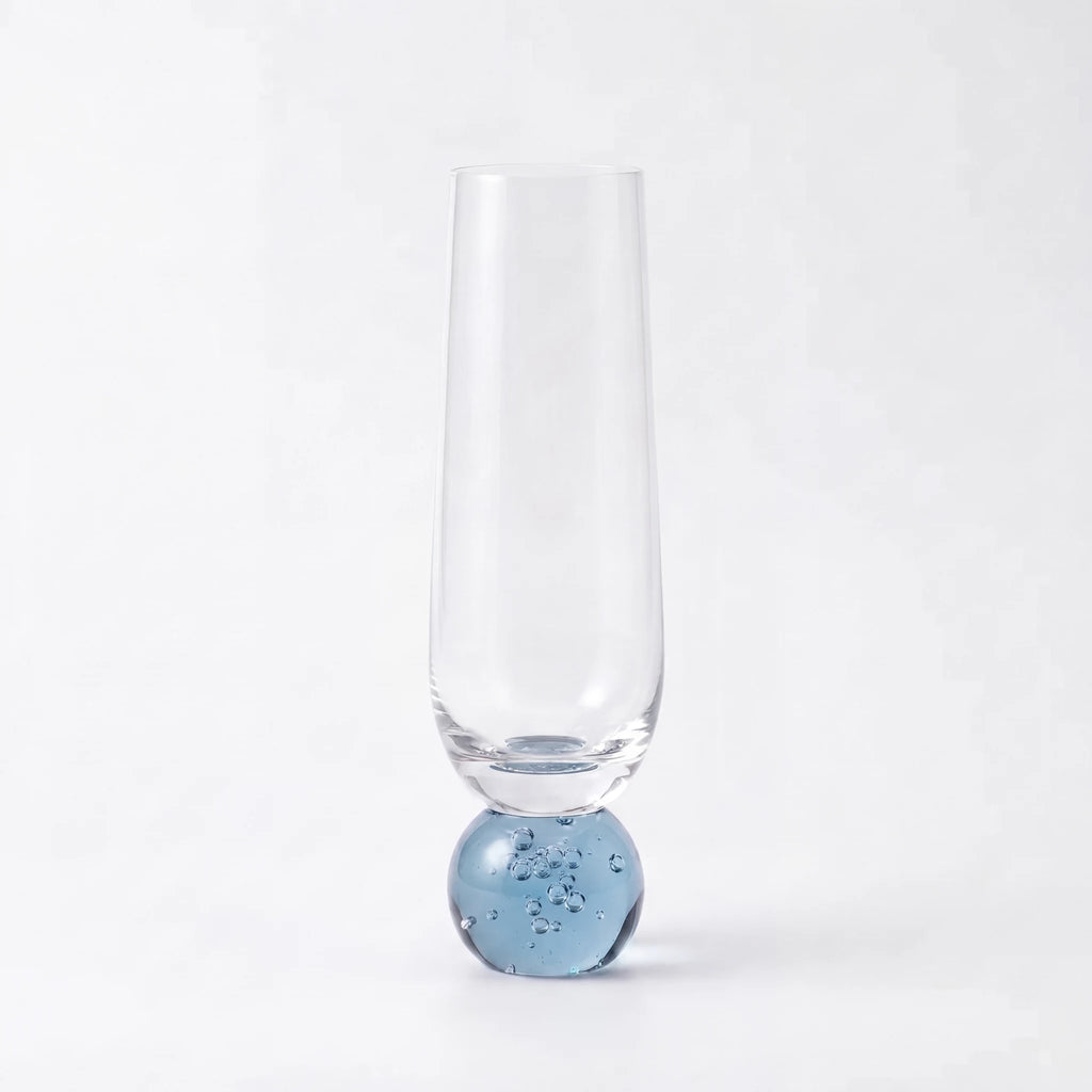 Taça champagne vidro bubble azul com base esférica em fundo branco