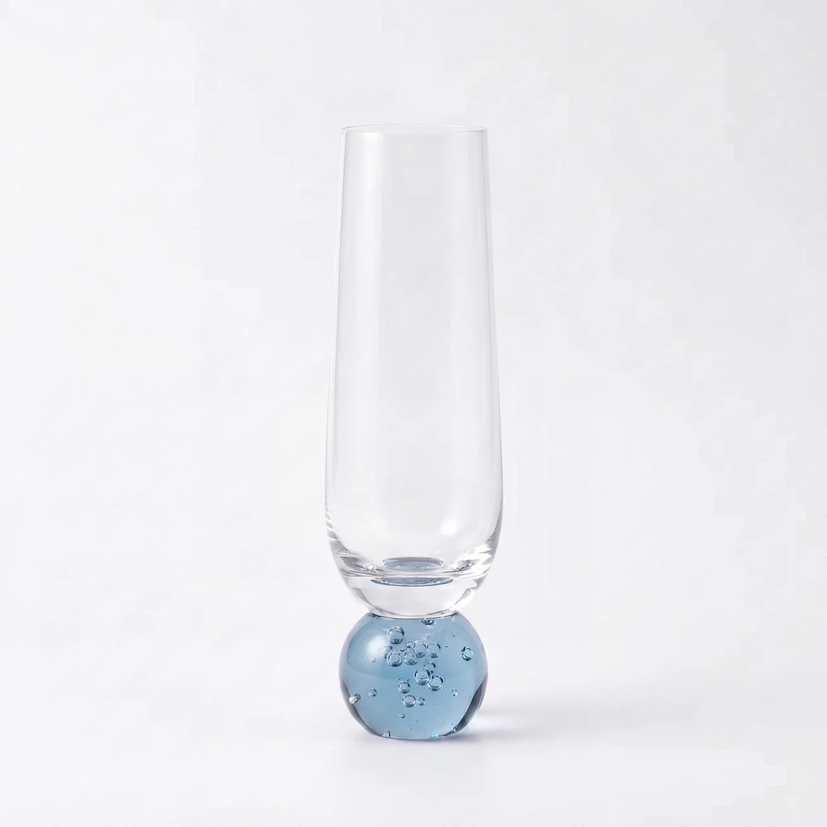 Taça champagne vidro bubble azul com base esférica em fundo branco