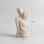 Escultura casal abraçado com dimensões: 21 cm de altura, 10 cm de largura e 9 cm de profundidade