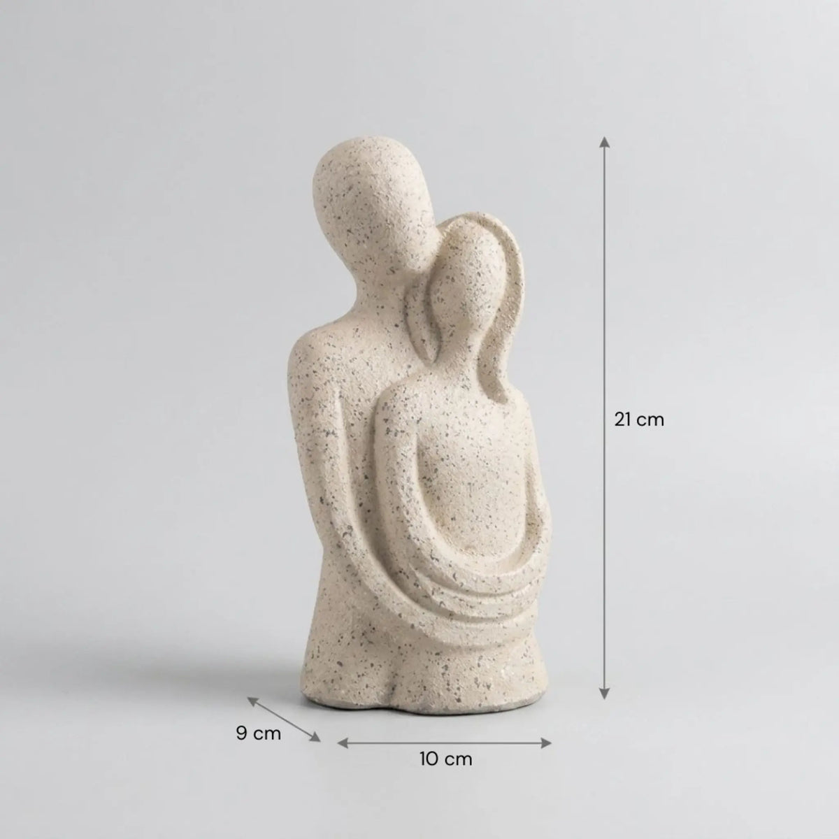 Escultura casal abraçado com dimensões: 21 cm de altura, 10 cm de largura e 9 cm de profundidade