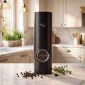 Moedor elétrico Pulso em primeiro plano com cozinha clara e iluminada ao fundo