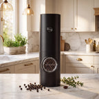 Moedor elétrico Pulso em primeiro plano com cozinha clara e iluminada ao fundo