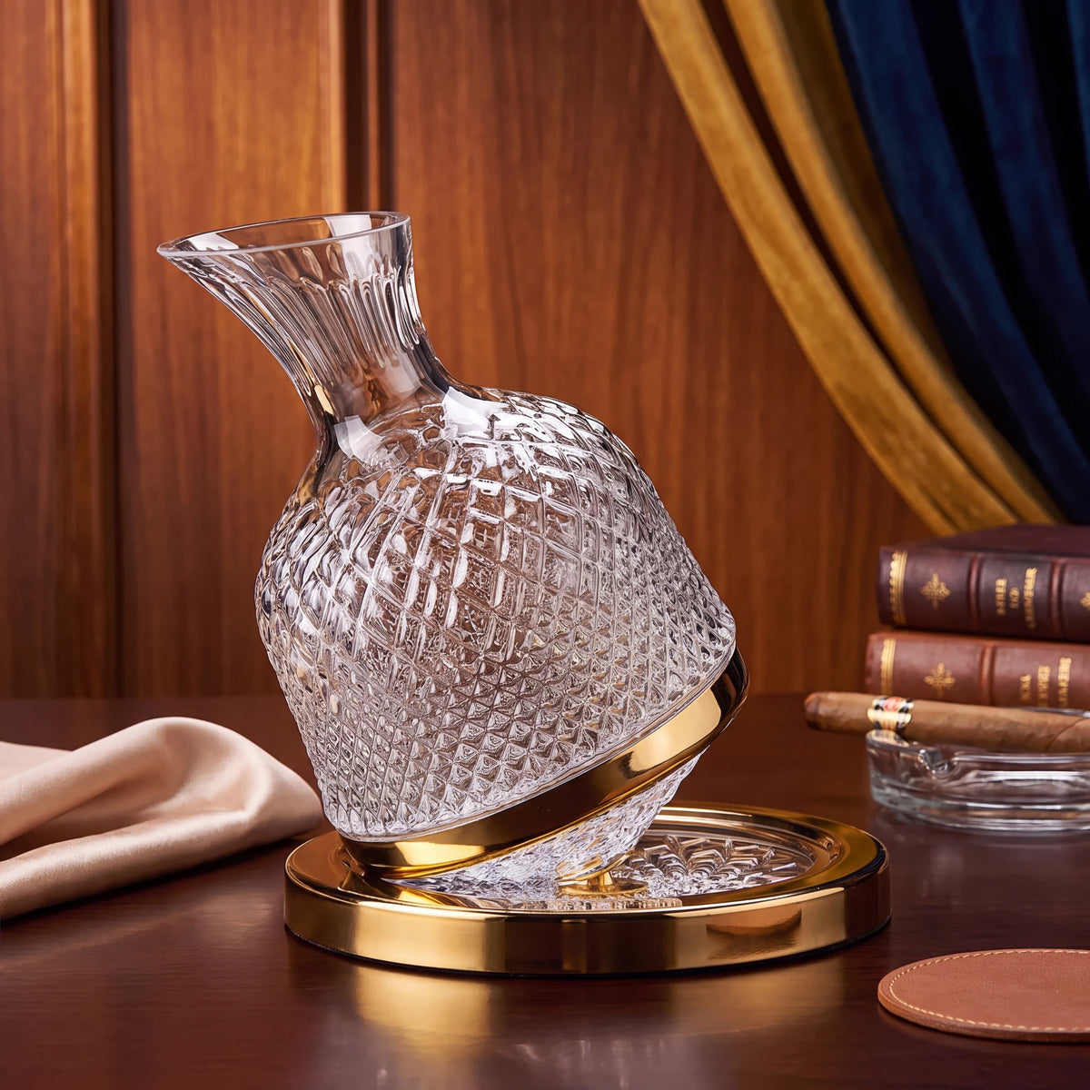 Decanter Vórtice na cor dourada em vidro cristal lapidado sobre mesa de madeira