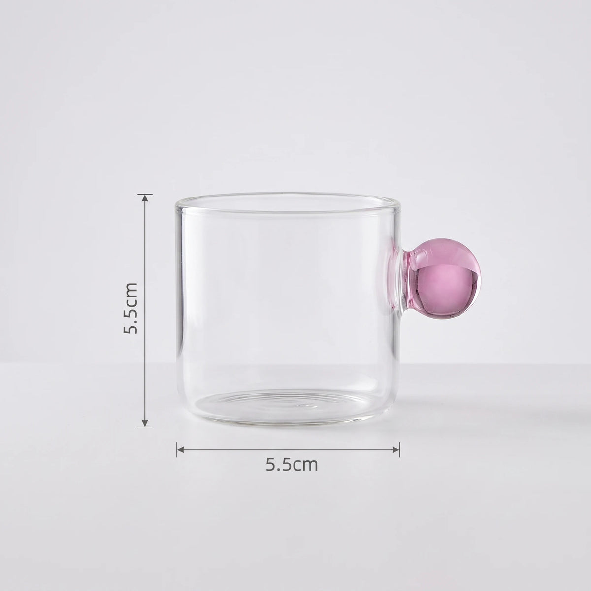 Xícara borossilicato alça rosa vista lateral com linhas de dimensão 5,5 cm altura e diâmetro