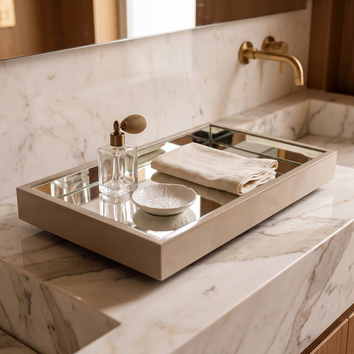 Bandeja espelhada off white em mármore com perfume, toalha e saboneteira em lavabo claro